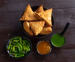 शाम की चाय के साथ सर्व करें जायकेदार 'वेजिटेबल समोसे'