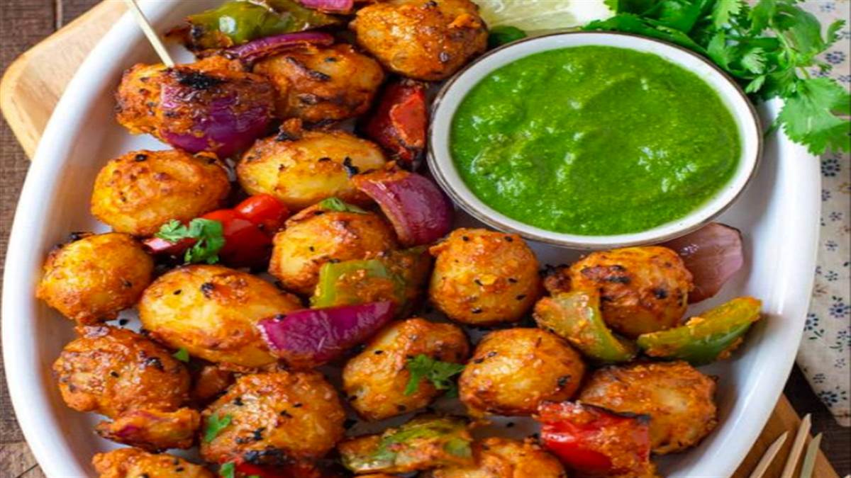 सब्जी के अलावा स्टार्टर की तरह भी सर्व कर सकते हैं 'अचारी आलू टिक्का'