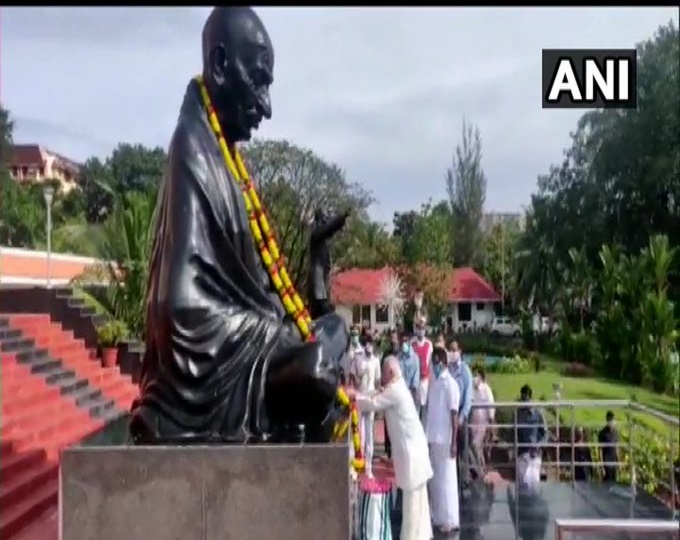 केरल के राज्यपाल आरिफ मोहम्मद खान ने महात्मा गांधी को श्रद्धांजलि दी