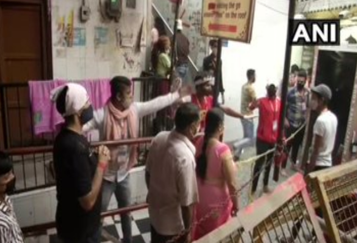 कालकाजी मंदिर के बाहर भक्तों की लगी लाइन