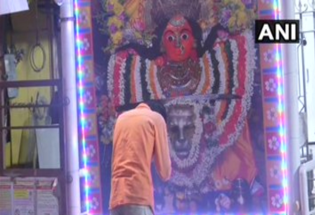 मुंबा देवी मंदिर में पूजा के लिए इकट्ठा हुए भक्त