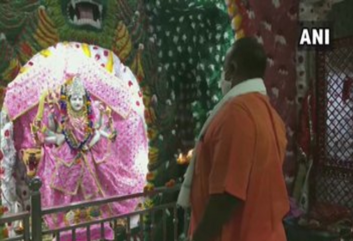 कानपुर के वैभव लक्ष्मी और दुर्गा मंदिर में भक्तों की कतार