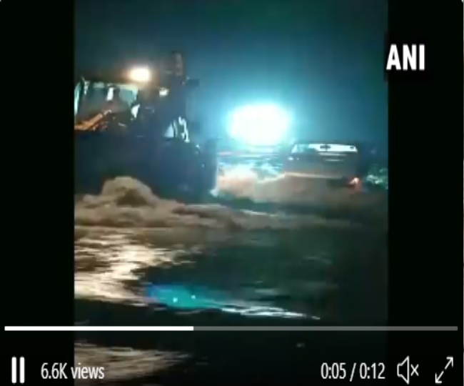 जेसीबी का इस्तेमाल कर एक ओवरफ्लोिंग कैनाल में फंसे 2 कार यात्रियों को बचाया गया