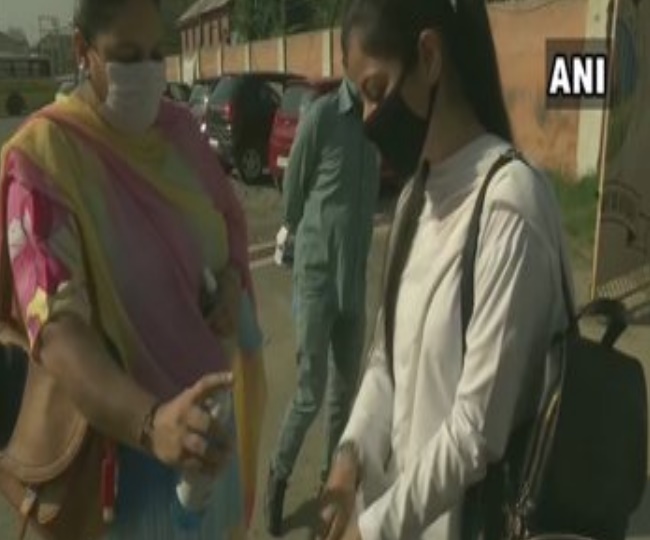 जम्मू-कश्मीर में फिर से खुलने पर छात्र उत्सुक