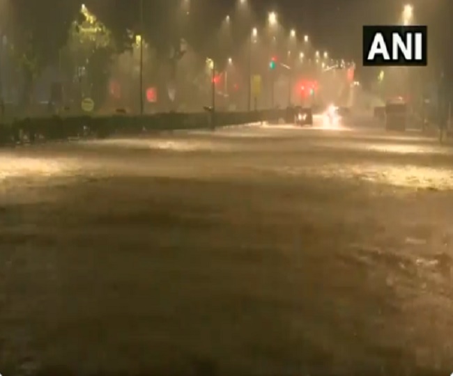 भारी बारिश के कारण सडकों पर भरा पानी