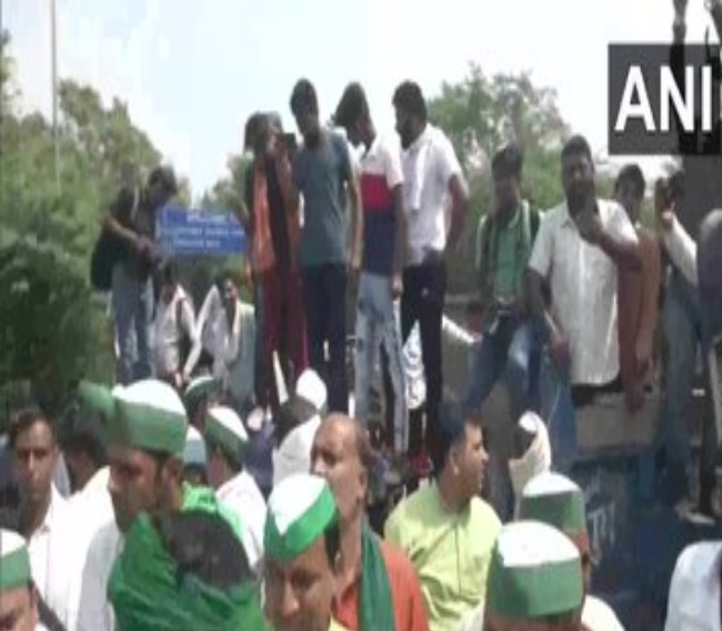 नोएडा में दिल्ली बॉर्डर के पास रोड ब्लॉक