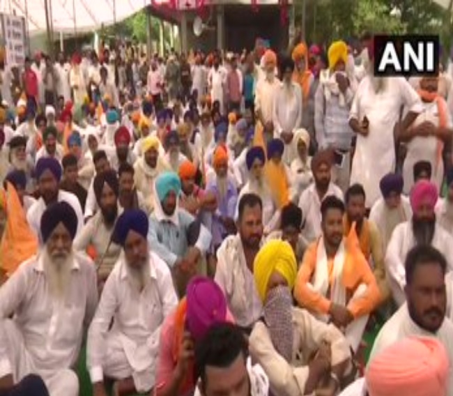 कृषि बिल के खिलाफ किसानों का हंगामा