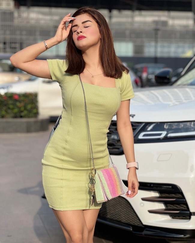 अवनीत कौर ने फोटो में ज्वेलरी भी पहन रखी है