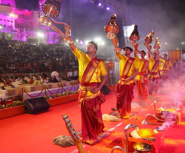 10 लाख दीयों से रोशन हुई काशी नगरी (Pic credit- uptourismgov/Twitter)