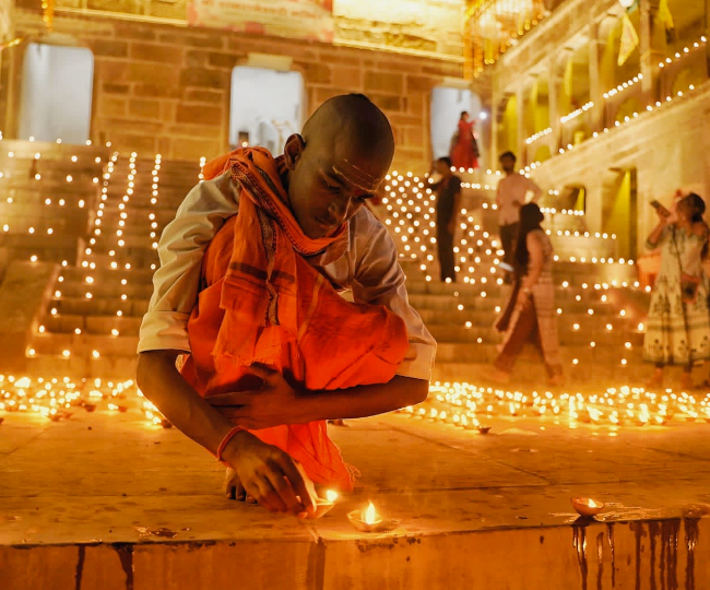 देव दीपावली पर दीपदान का महत्व (Pic credit- uptourismgov/Twitter)