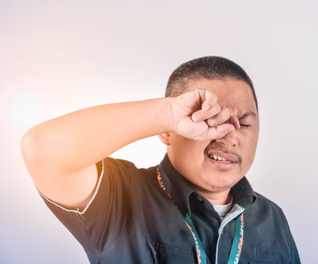 ड्रायनेस के साथ आंखों में जलन