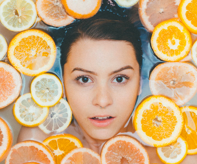 नींबू और कच्चे दूध का उबटन (Pic credit- unsplash)