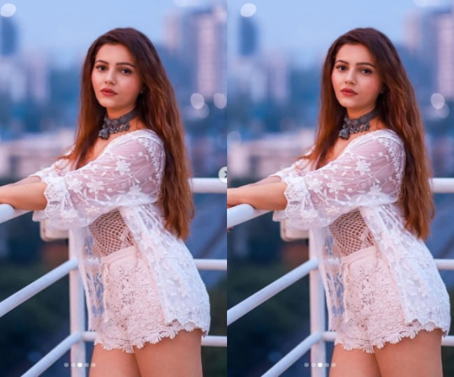 रुबीना दिलैक ट्रांसपेरेंट व्हाइट टॉप
