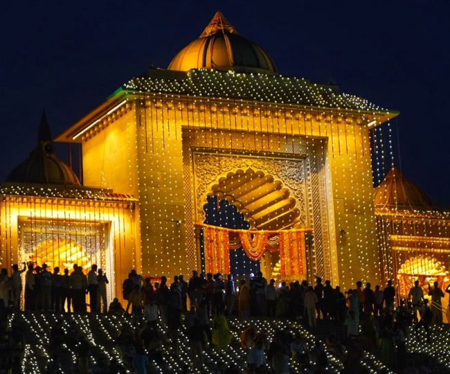 रंग-बिरंगी रोशनी से नहाए नजर आया गंगा प्रवेश द्वार (Pic credit- uptourismgov/Twitter)
