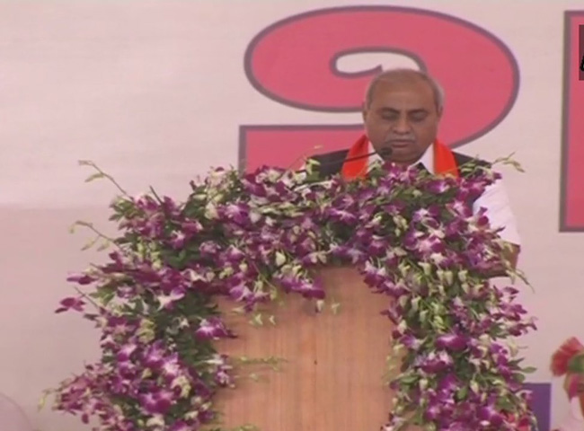 Pics: विजय रुपाणी ने ली सीएम पद की शपथ, पीएम मोदी समेत कई राज्यों के CM पहुंचे