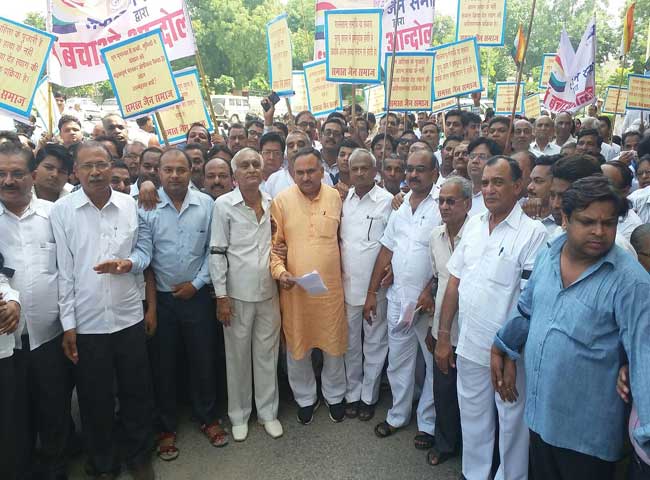 संथारा प्रथा पर बैन के खिलाफ प्रदर्शन, देखें तस्वीरें