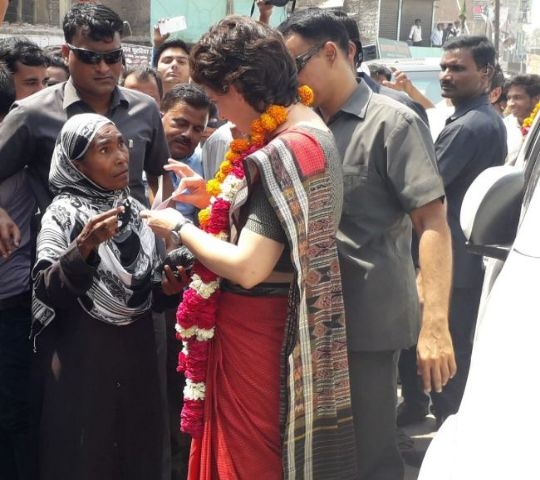 Priyanka Gandhi Ayodhya Visit: सेल्फी संग कांग्रेस महासचिव का दिखा ऐसा अंदाज, देखें तस्वीरें