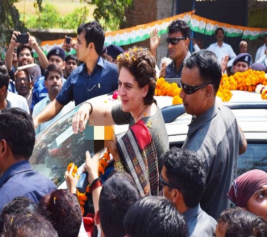 Priyanka Gandhi Ayodhya Visit: सेल्फी संग कांग्रेस महासचिव का दिखा ऐसा अंदाज, देखें तस्वीरें