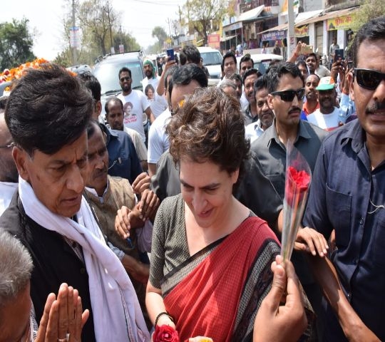 Priyanka Gandhi Ayodhya Visit: सेल्फी संग कांग्रेस महासचिव का दिखा ऐसा अंदाज, देखें तस्वीरें