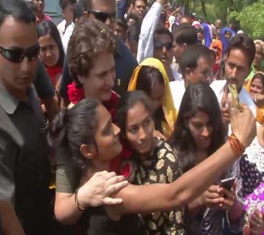 Priyanka Gandhi Ayodhya Visit: सेल्फी संग कांग्रेस महासचिव का दिखा ऐसा अंदाज, देखें तस्वीरें