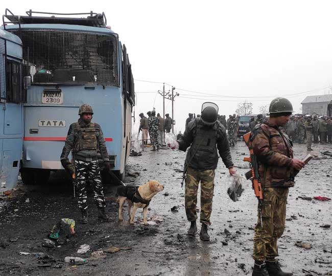 Pulwama Terror Attack: पूरे देश में शोक और गुस्सा, देखें तस्वीर