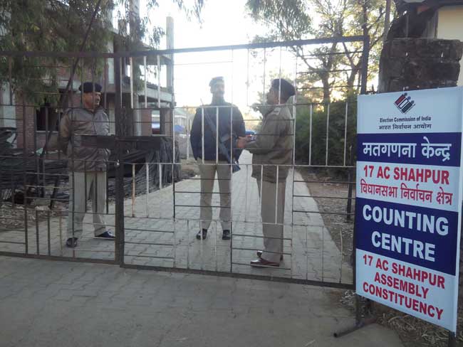 हिमाचल विधानसभा चुनाव मतगणना, देखें तस्वीरें