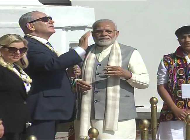 Pics: पीएम मोदी-नेतन्याहू गुजरात में, साबरमती आश्रम में नेतन्याहू ने चलाया चरखा