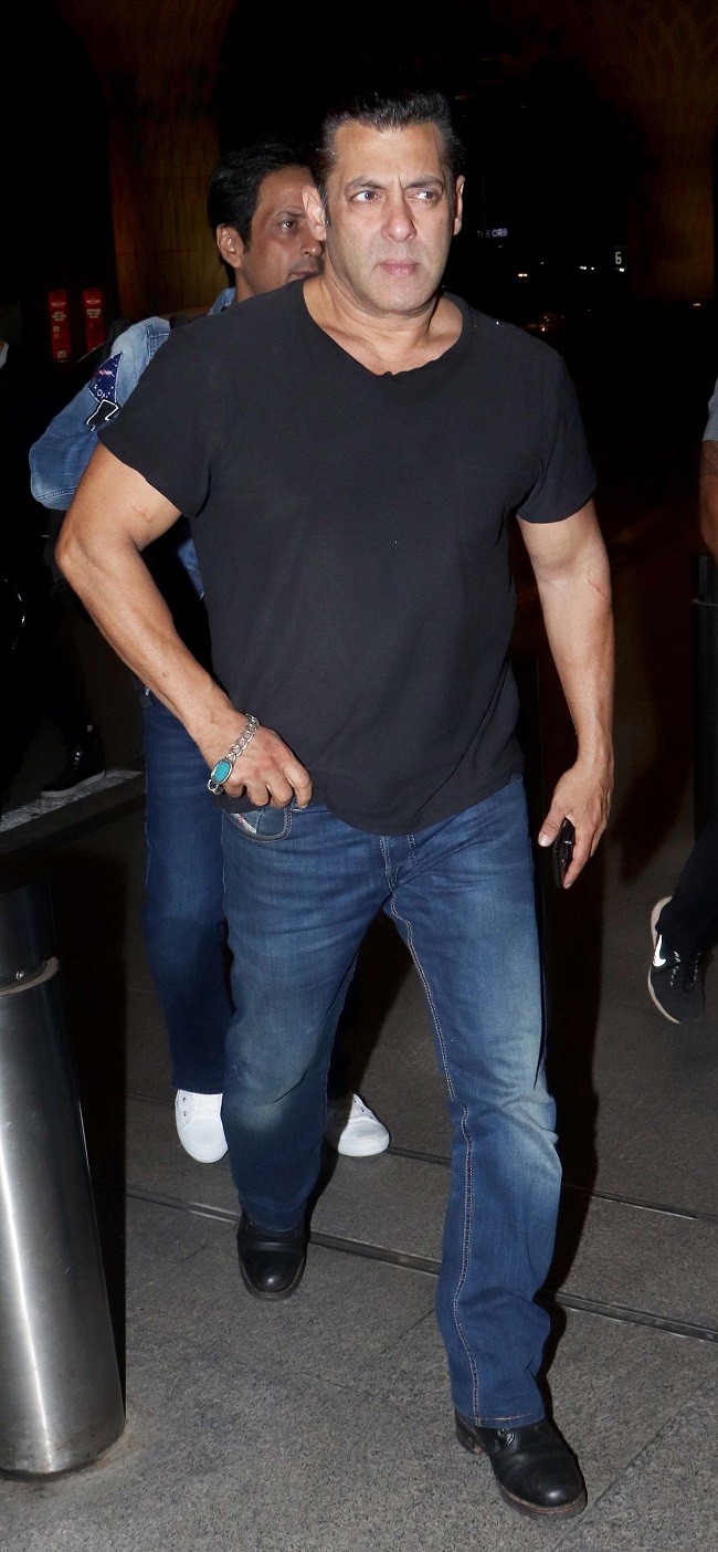 //www.jagranimages.com/images/phsalmanair_2019_3_26_82944_s.jpg