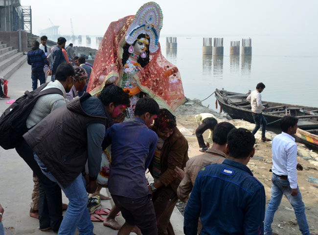 हर्षोल्लास के साथ मां सरस्वती की प्रतिमा का विसर्जन, देखें तस्वीरें...