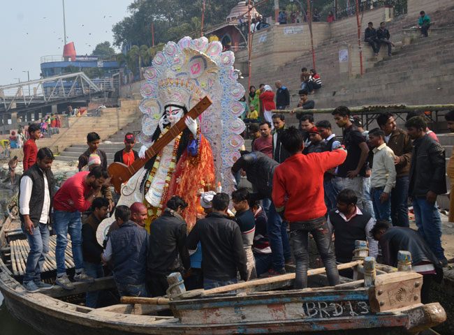 हर्षोल्लास के साथ मां सरस्वती की प्रतिमा का विसर्जन, देखें तस्वीरें...
