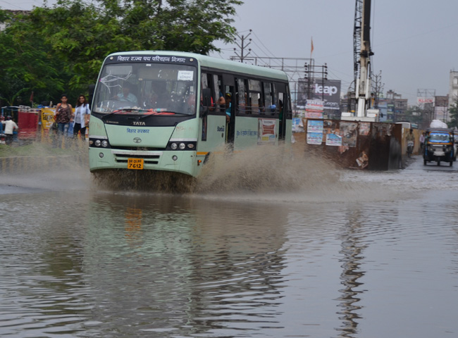 बारिश हुई तो याद आया नाला तो बना ही नहीं, तस्वीरों में देखें पटना शहर का हाल