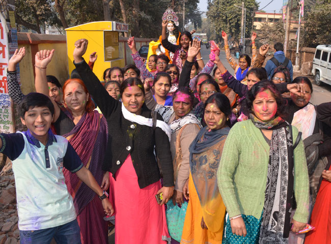 हर्षोल्लास के साथ मां सरस्वती की प्रतिमा का विसर्जन, देखें तस्वीरें...