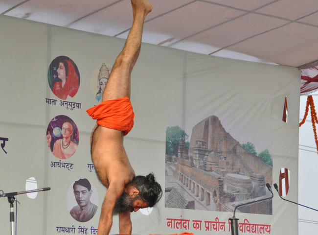 तस्वीरों में देखें... नालंदा में बाबा रामदेव के योग शिविर का उद्घाटन, उमड़ी भीड़