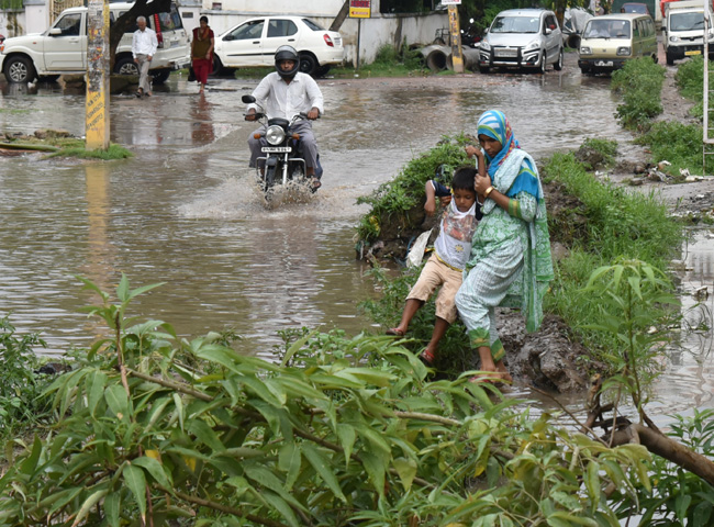 बारिश हुई तो याद आया नाला तो बना ही नहीं, तस्वीरों में देखें पटना शहर का हाल