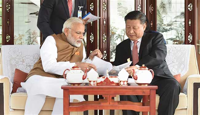 Photos: पीएम मोदी का वुहान दौरा, शी चिनफिंग संग दिखे अलग अंदाज में