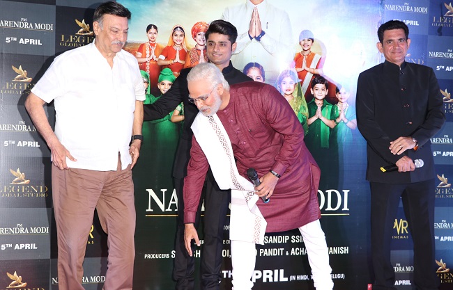 पीएम नरेंद्र मोदी फ़िल्म ट्रेलर लॉन्च पे विवेक ओबेरॉय का ऐसा रहा लुक, देखें तस्वीरें
