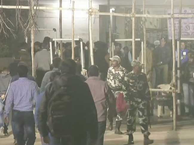 कड़ी सुरक्षा के बीच गुजरात विधानसभा चुनाव की मतगणना, देखें तस्वीरें