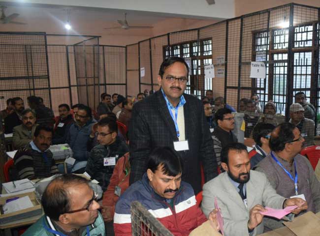हिमाचल विधानसभा चुनाव मतगणना, देखें तस्वीरें