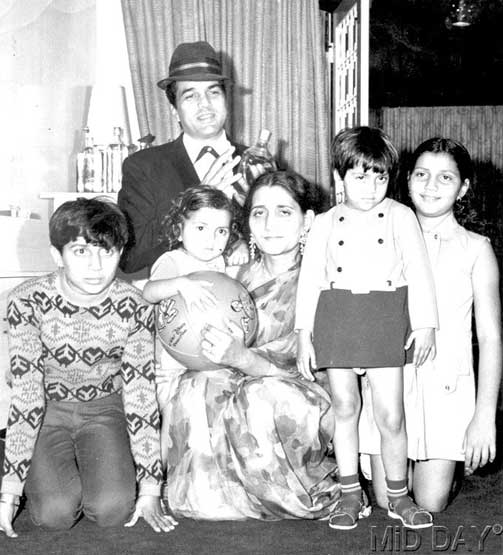 बॉलीवुड के हीमैन को पहली फिल्म के मिले थे इतने रुपए की फीस, जानें बर्थडे स्पेशल पर ऐसी खास बातें