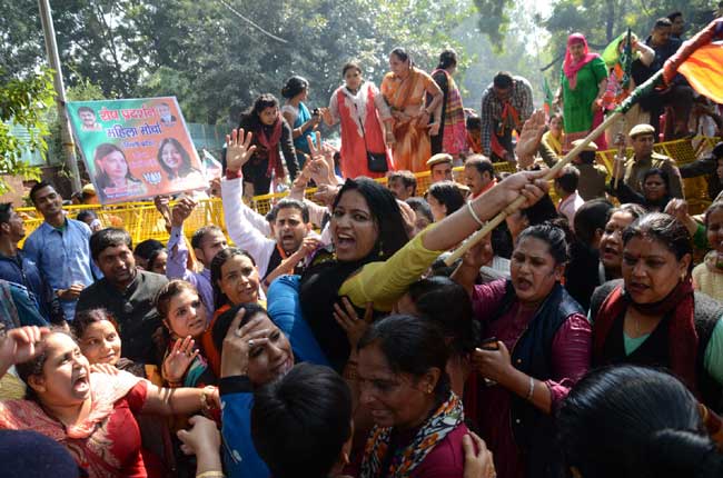 दिल्ली में सीएम आवास के सामने भाजपा महिला मोर्चा का प्रदर्शन, देखें तस्वीरें