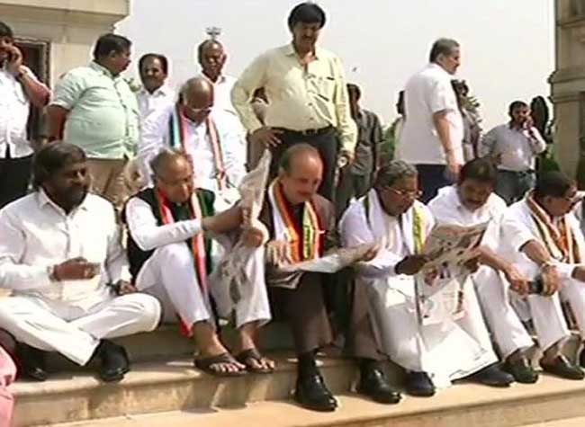//www.jagranimages.com/images/protest-congress_2018_5_17_10412_s.jpg