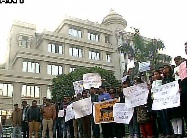 जलीकट्टू को लेकर चैन्नई से लेकर दिल्ली तक प्रदर्शन, देखें तस्वीरें