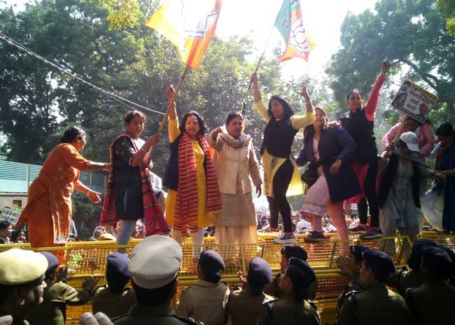 दिल्ली में सीएम आवास के सामने भाजपा महिला मोर्चा का प्रदर्शन, देखें तस्वीरें
