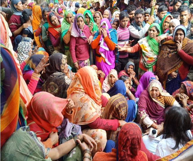 Pulwama Terror Attack: शहीद महेश कुमार का शव घर पहुंचने पर पसरा सन्नाटा