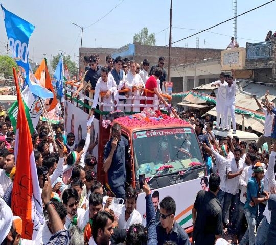 रोड शो के बाद में बहन और जीजा की मौजूदगी में राहुल गांधी ने किया नामांकन, देखें तस्वीरें
