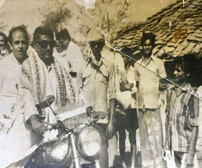 बुलेट पर निकले राजा मांडा...