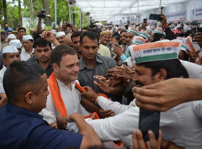 //www.jagranimages.com/images/rajghat_rahul_pics_2018_4_9_14633_s.jpg