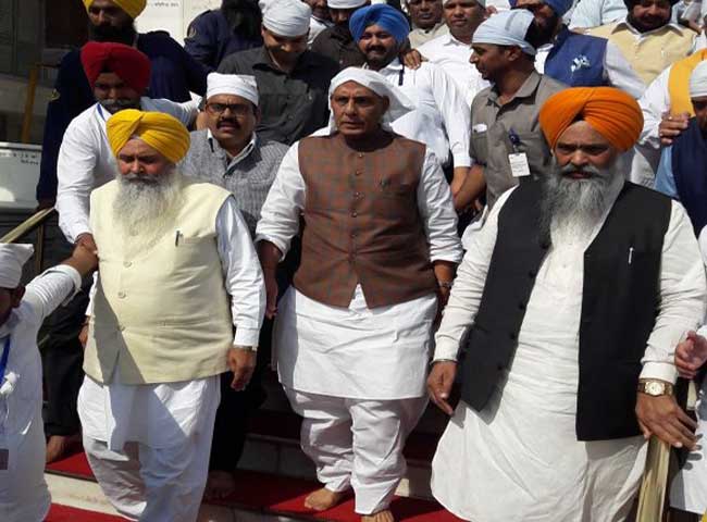देखें तस्वीरें: राजनाथ ने अमृतसर में गुरुघर में टेका माथा, शहीद ऊधम सिंह को किया याद