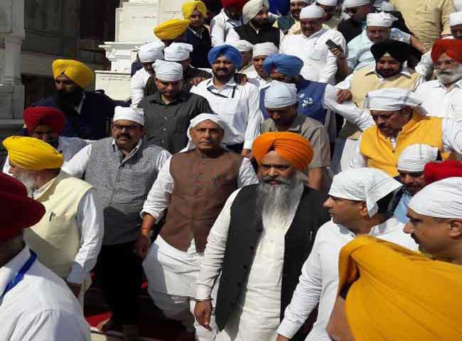 देखें तस्वीरें: राजनाथ ने अमृतसर में गुरुघर में टेका माथा, शहीद ऊधम सिंह को किया याद