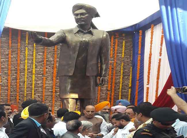 देखें तस्वीरें: राजनाथ ने अमृतसर में गुरुघर में टेका माथा, शहीद ऊधम सिंह को किया याद